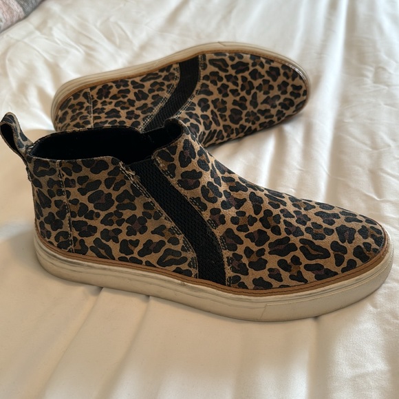 Toms Bryce sneaker booties in animal print. Size 8.5 - Picture 8 of 8